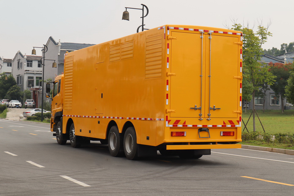 國六東風天龍前四后八電源車3.JPG