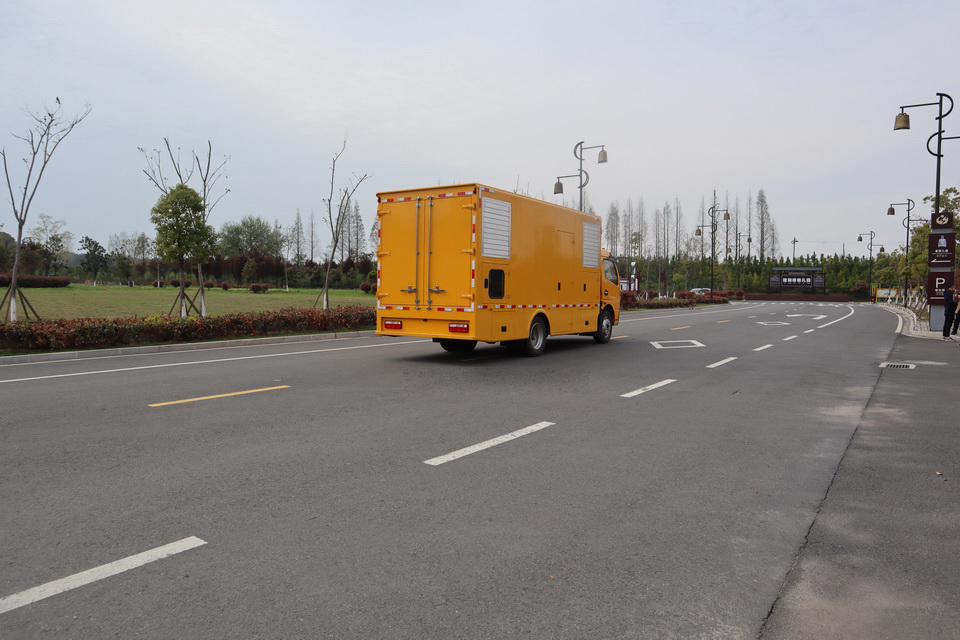 國六東風(fēng)多利卡電源車2.jpg