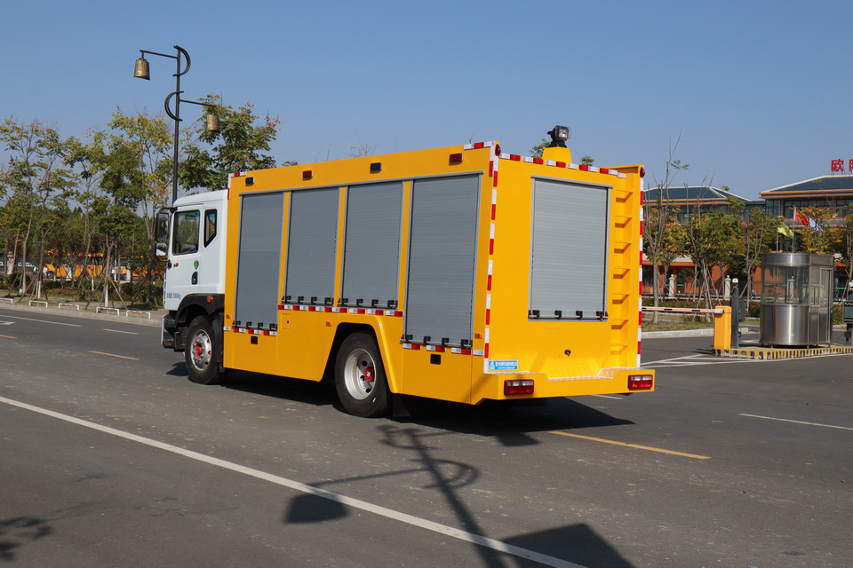 東風(fēng)D9大流量排水車(chē)2.JPG